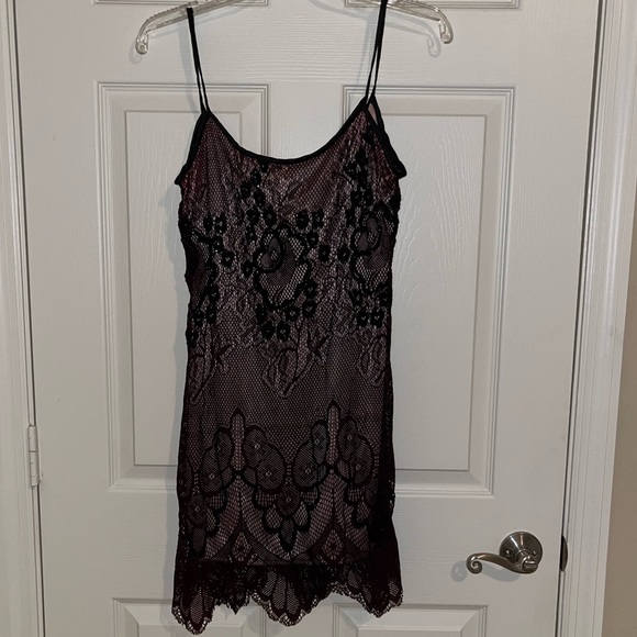 Beautiful Dress Black Lace with Sequins & Pink Silk Underlining - Picture 4 of 6